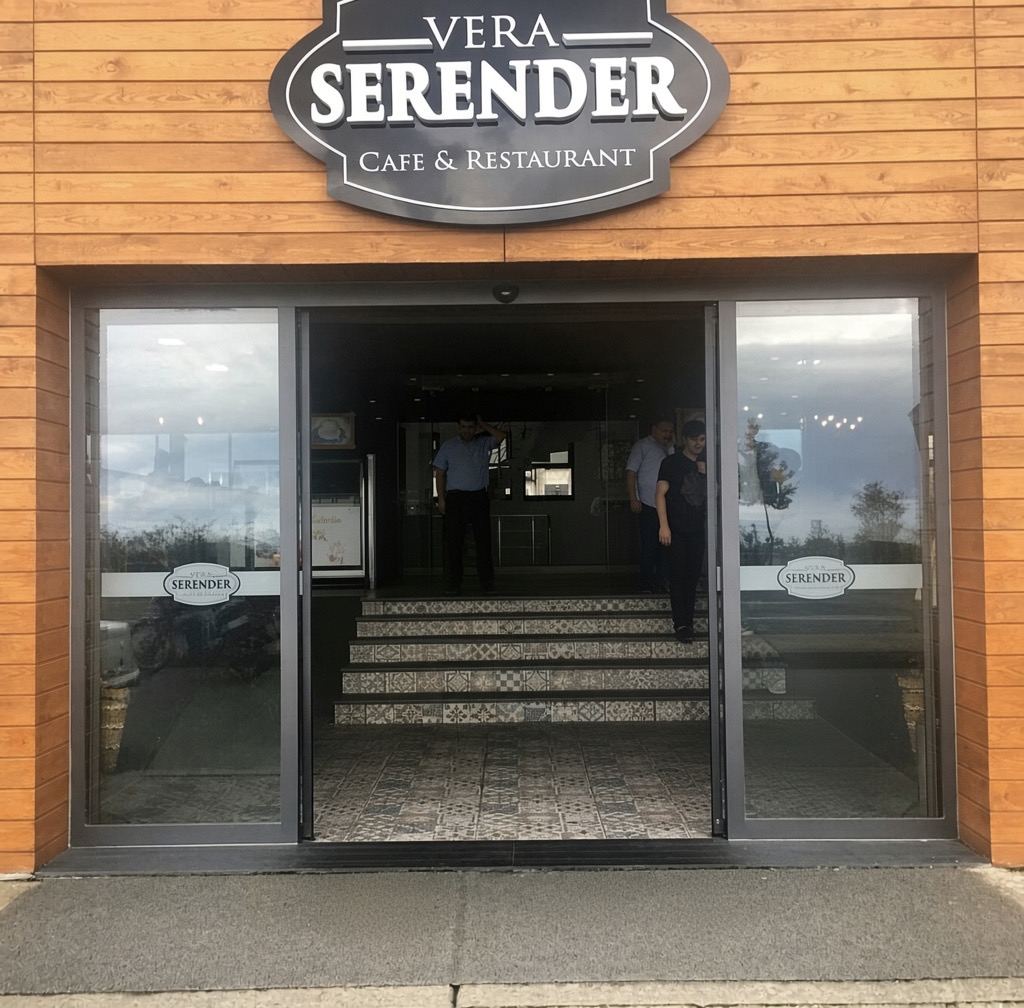 Vera Serender tabelası ve giriş kapısı
