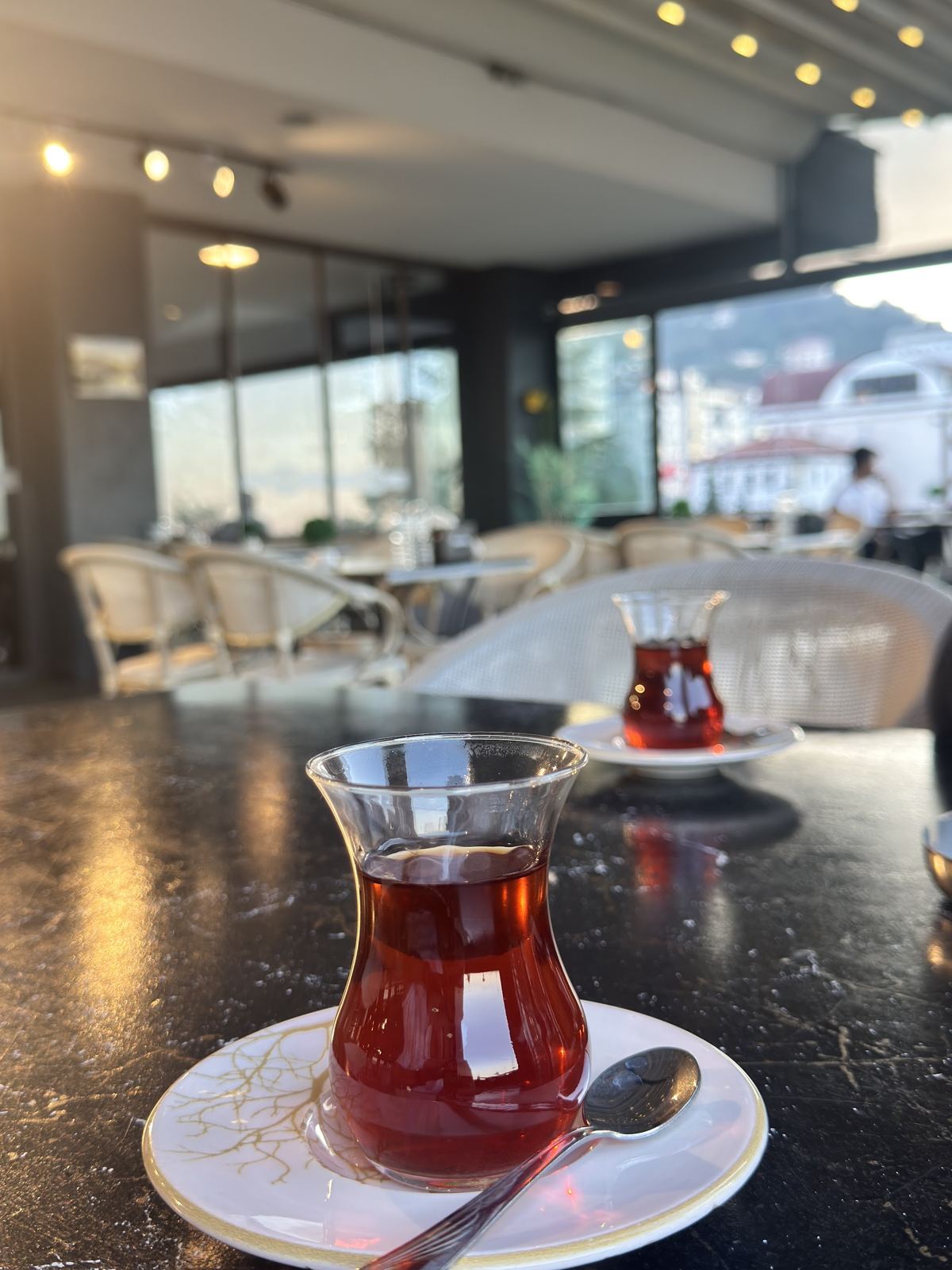 Pencere kenarında çay, dışarıda deniz